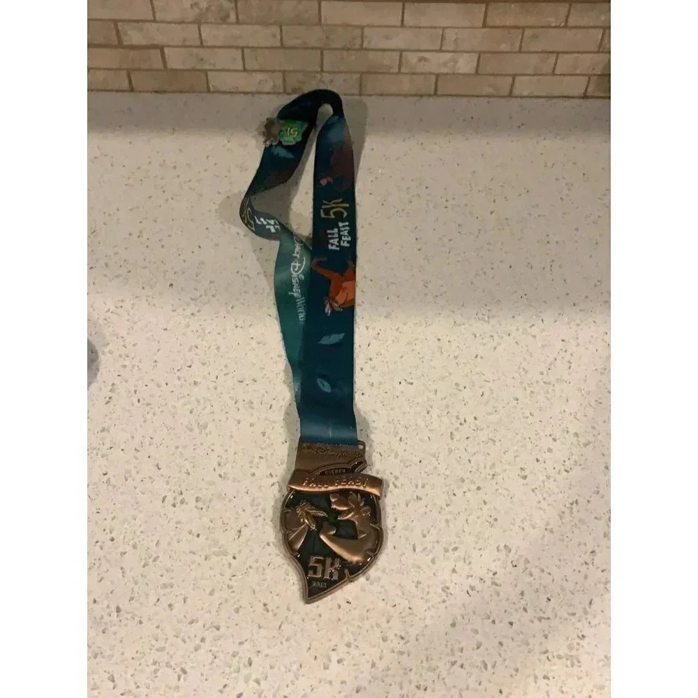 Disney Fall Feast 5K medal collectible with pins    Bd‎